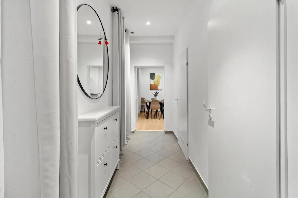 Apartment 10 Minutes To Metro I Next To Schoenbrunn I Wifi Vienna